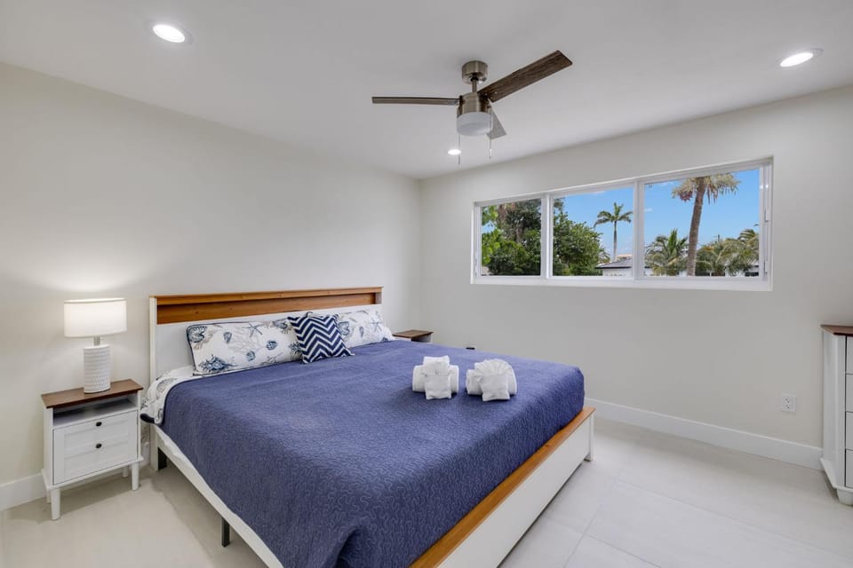 Sanibel Arms B2- Stunning Condo Steps to Beach House in Sanibel Island