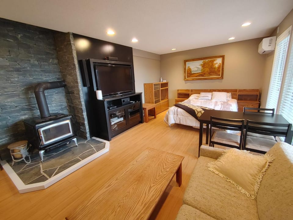 TV and multimedia, Photo of the whole room, Seating area, Bedroom