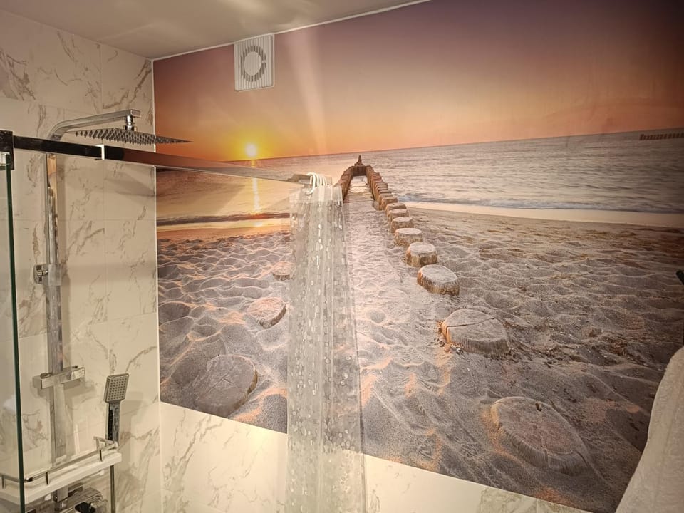 Bathroom, Sea view