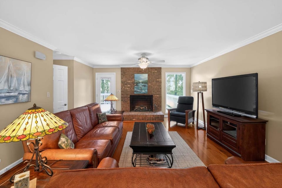 Spacious 4 BR Retreat near Lake Norman with deck House in Westport