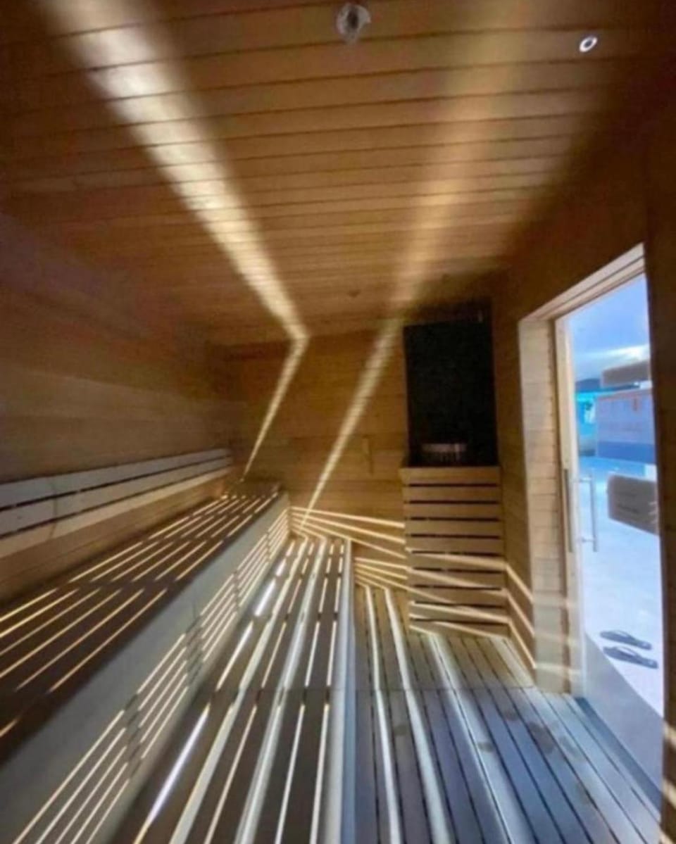 Hanza Tower BLACK 22 SPA & Sauna & Pool & Jacussi Apartment in Szczecin