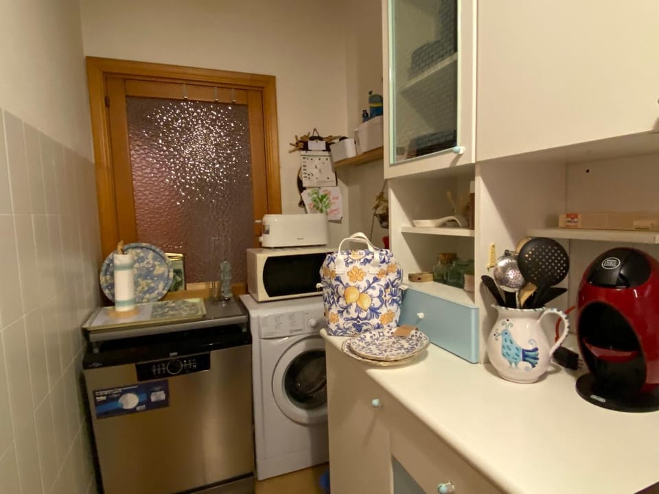 Coffee/tea facilities, Kitchen or kitchenette, dishwasher, stove, toaster, washing machine