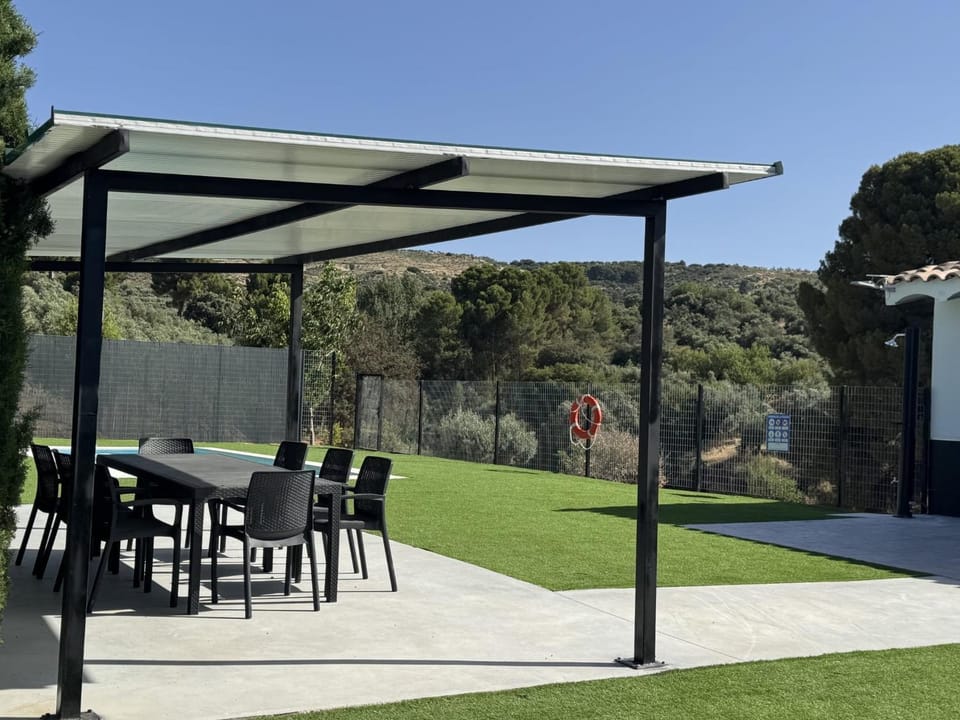 Patio, Day, Garden, Dining area, Garden view