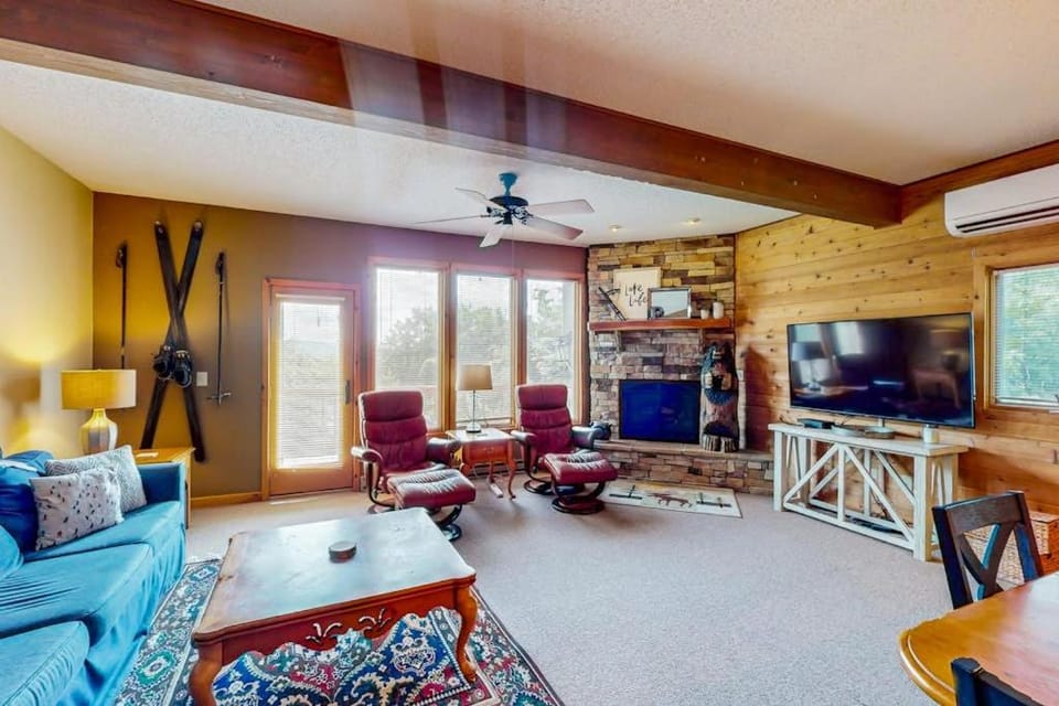 Snug 4BR Townhouse - SKI IN SKI OUT - McHenry House in McHenry