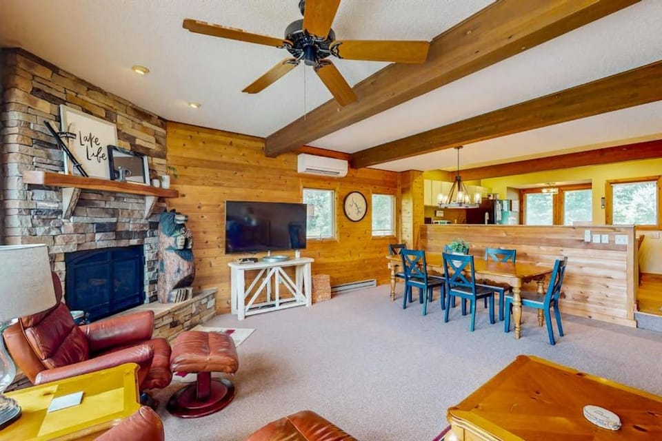 Snug 4BR Townhouse - SKI IN SKI OUT - McHenry House in McHenry