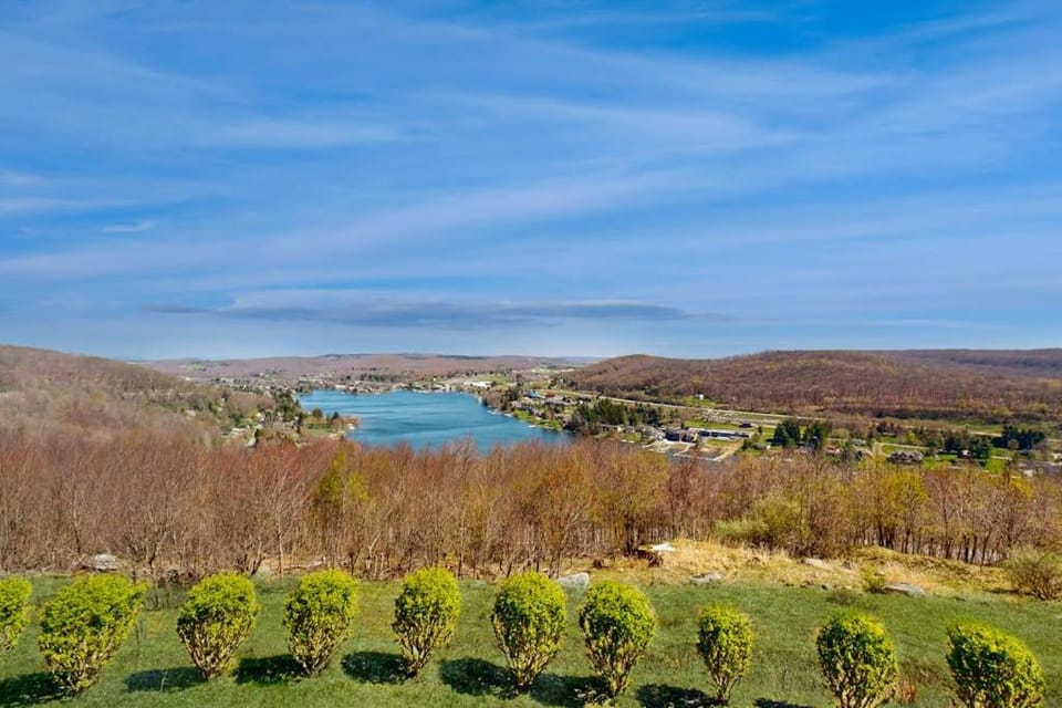 Amazing Overlook House in McHenry