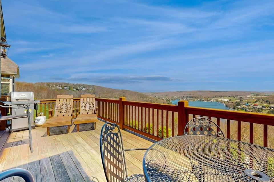Amazing Overlook House in McHenry