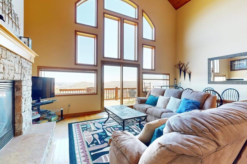 Amazing Overlook House in McHenry