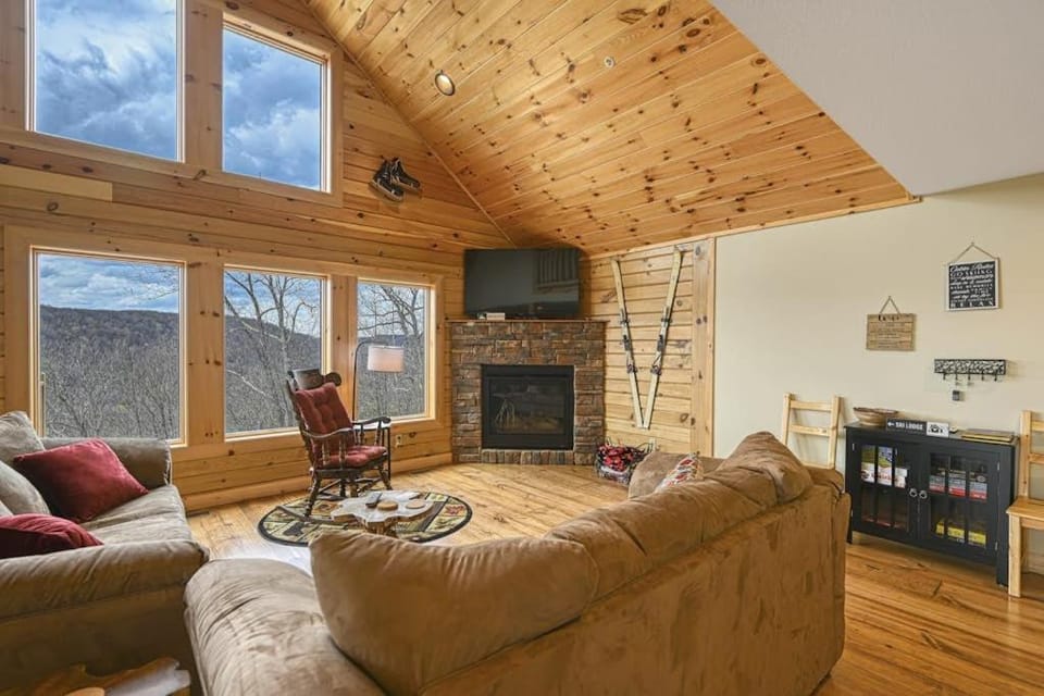 Curb-Free Chalet Chalet in Deep Creek Lake