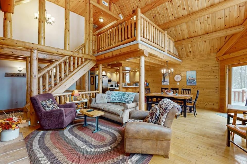 5 Little Acorns House in McHenry