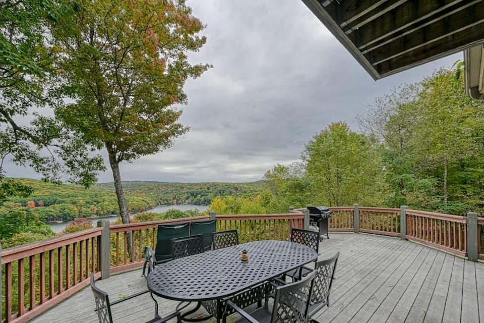 Spacious Panoramic Deep Creek Lodge House in Deep Creek Lake