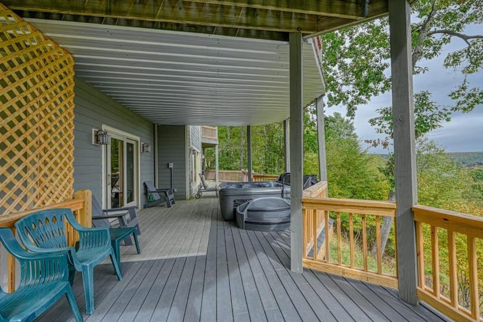 Spacious Panoramic Deep Creek Lodge House in Deep Creek Lake
