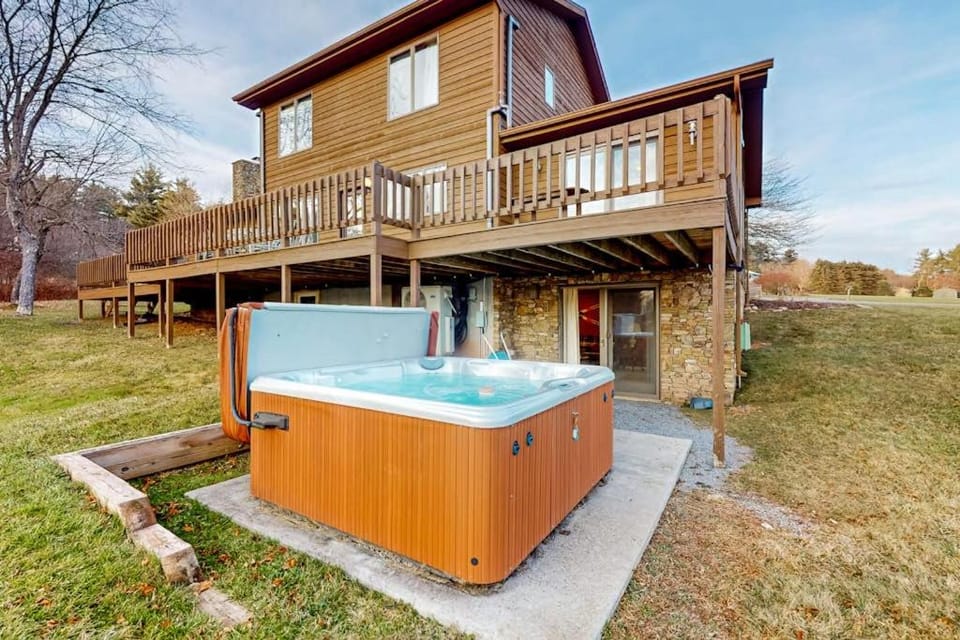 Brown Bear Lodge House in Deep Creek Lake
