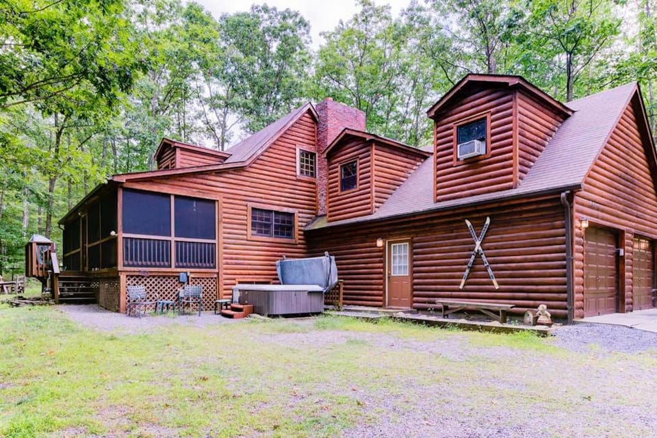 Lazy Bear Lodge Chalet in Deep Creek Lake