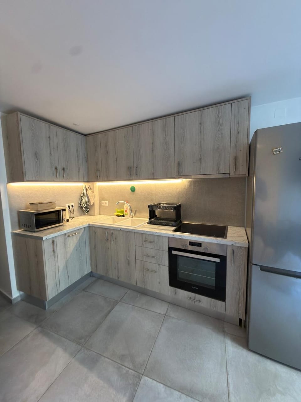 Kitchen or kitchenette, minibar, oven