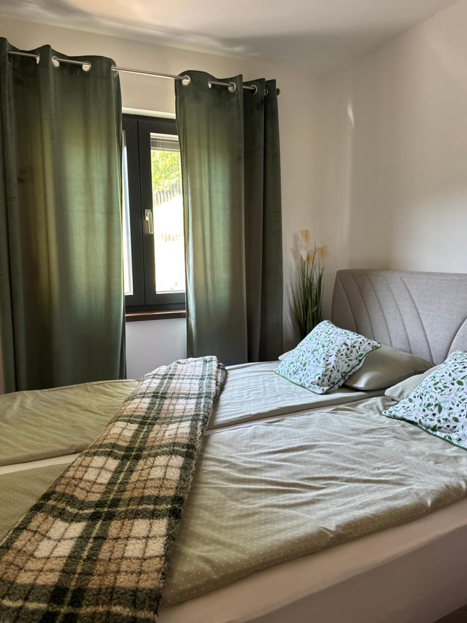 Bed, View (from property/room), Bedroom, Street view