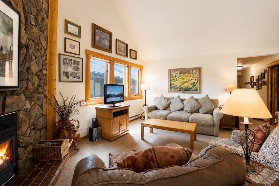 Park Place Arapahoe Condo: Ski-In Access - Walk to Main Street, Hot Tub Apartment in Breckenridge