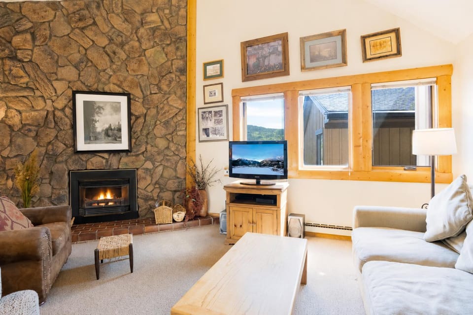 Park Place Arapahoe Condo: Ski-In Access - Walk to Main Street, Hot Tub Apartment in Breckenridge