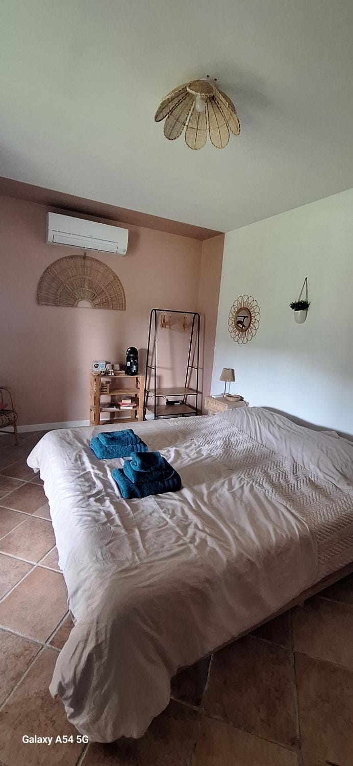 Bed, Bedroom, towels