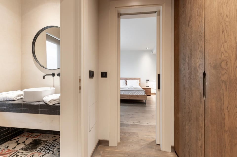 Bathroom, Bedroom, towels