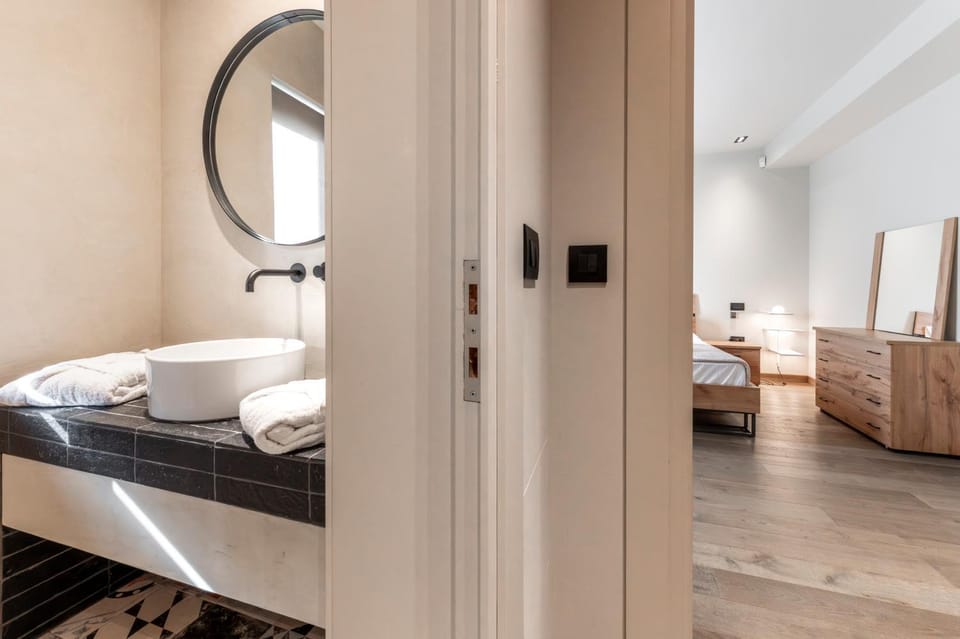 Bathroom, Bedroom, towels