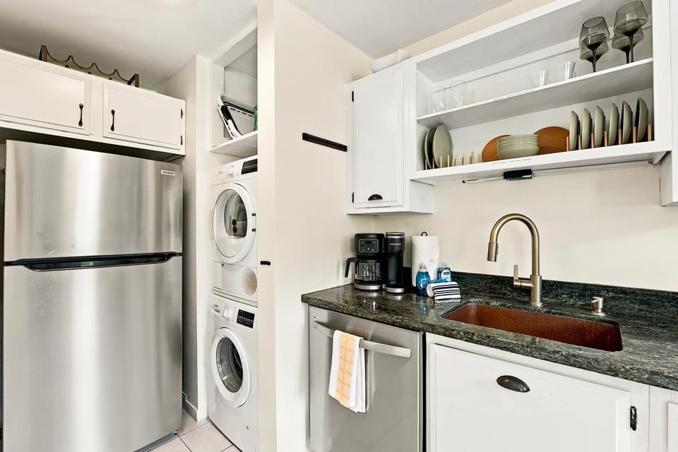 Kitchen or kitchenette, washing machine, dryer