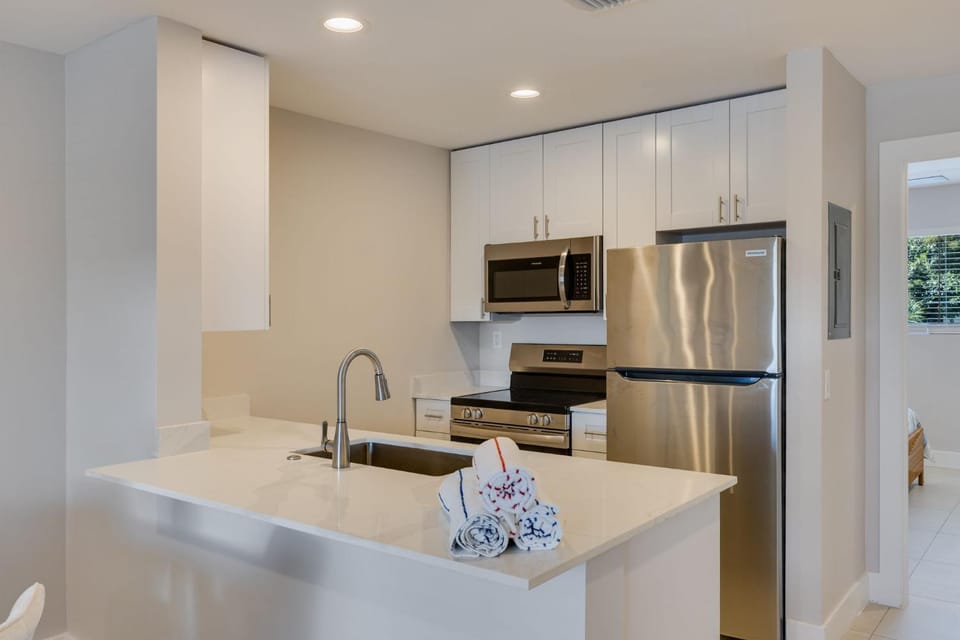 Sanibel Arms C2- Stunning Condo Steps to Beach House in Sanibel Island
