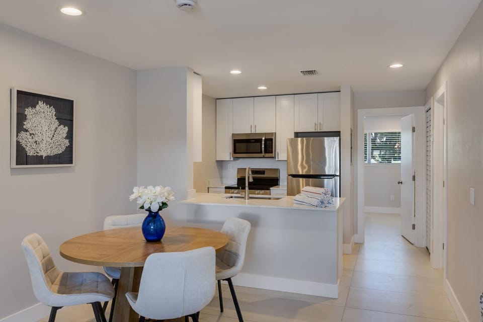 Sanibel Arms C2- Stunning Condo Steps to Beach House in Sanibel Island