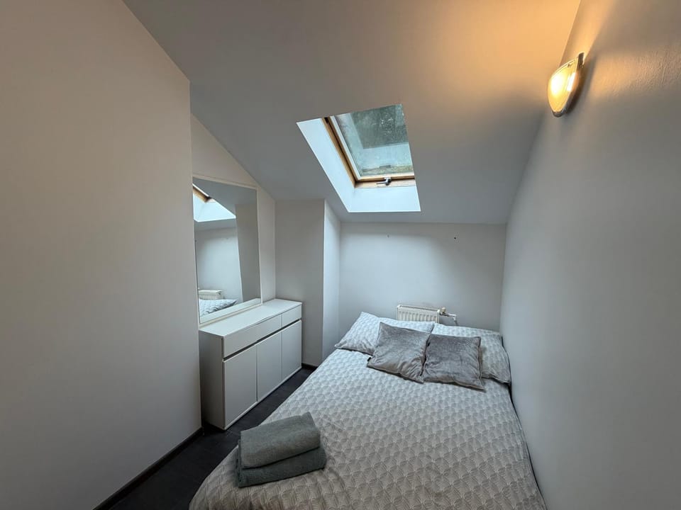 Bathroom, Bedroom, towels