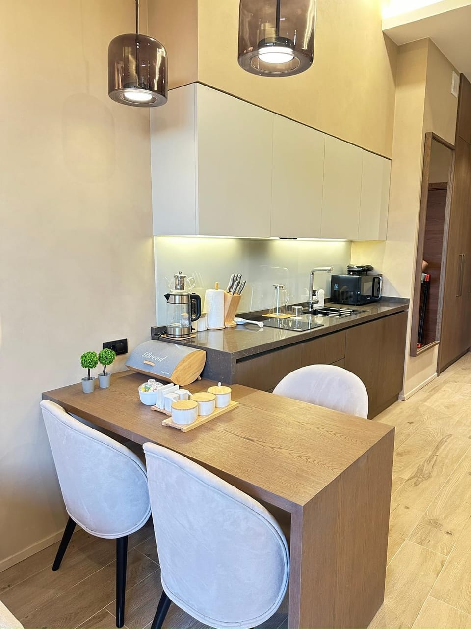 Coffee/tea facilities, Kitchen or kitchenette, Living room, Food and drinks, Seating area, Dining area, flat iron, hair dryier, minibar, pet friendly, washing machine