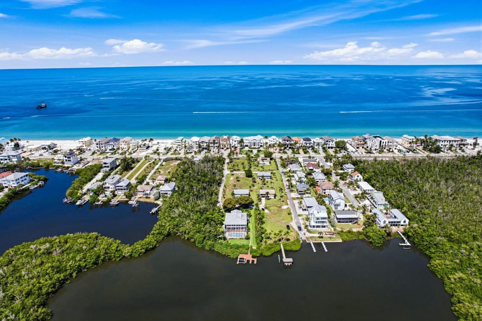 Gulf Breeze Retreat House in Bonita Springs
