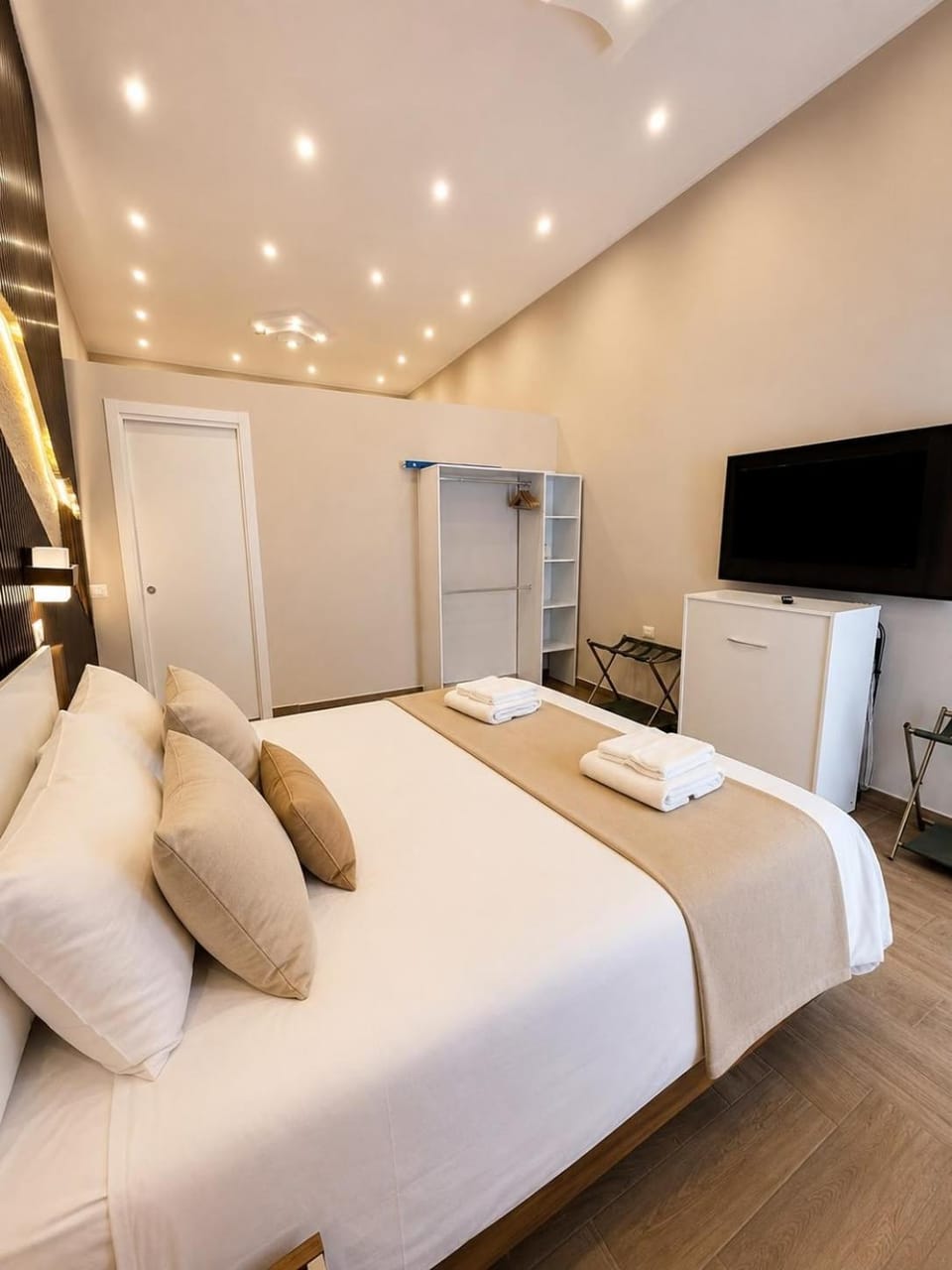 Bed, TV and multimedia, Photo of the whole room, Bedroom, wardrobe