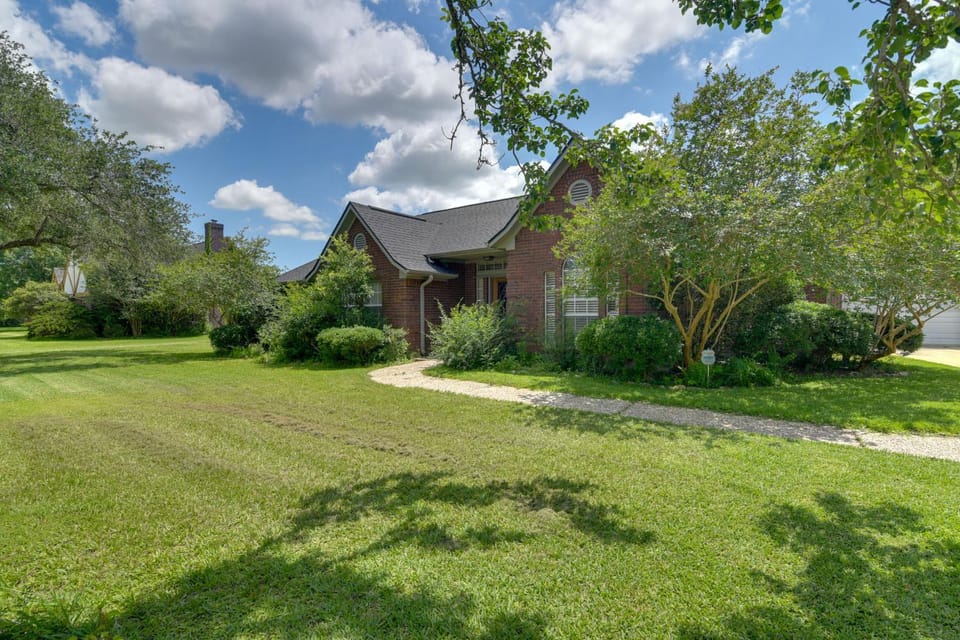 Pool & Covered Patio! Galveston County Getaway House in League City