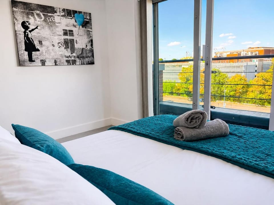 The Penthouse - Free Parking - Next to station Apartment in Aylesbury