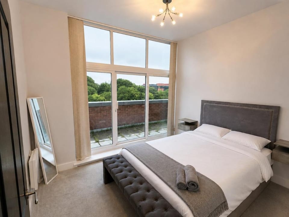 The Penthouse - Free Parking - Next to station Apartment in Aylesbury