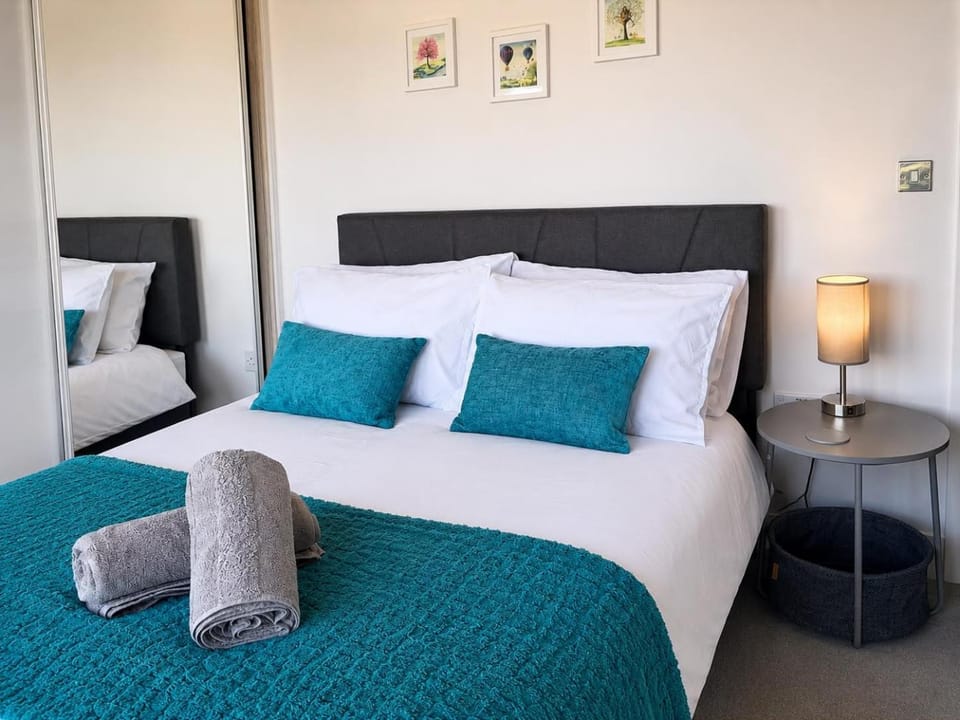 The Penthouse - Free Parking - Next to station Apartment in Aylesbury