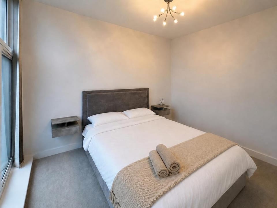 The Penthouse - Free Parking - Next to station Apartment in Aylesbury