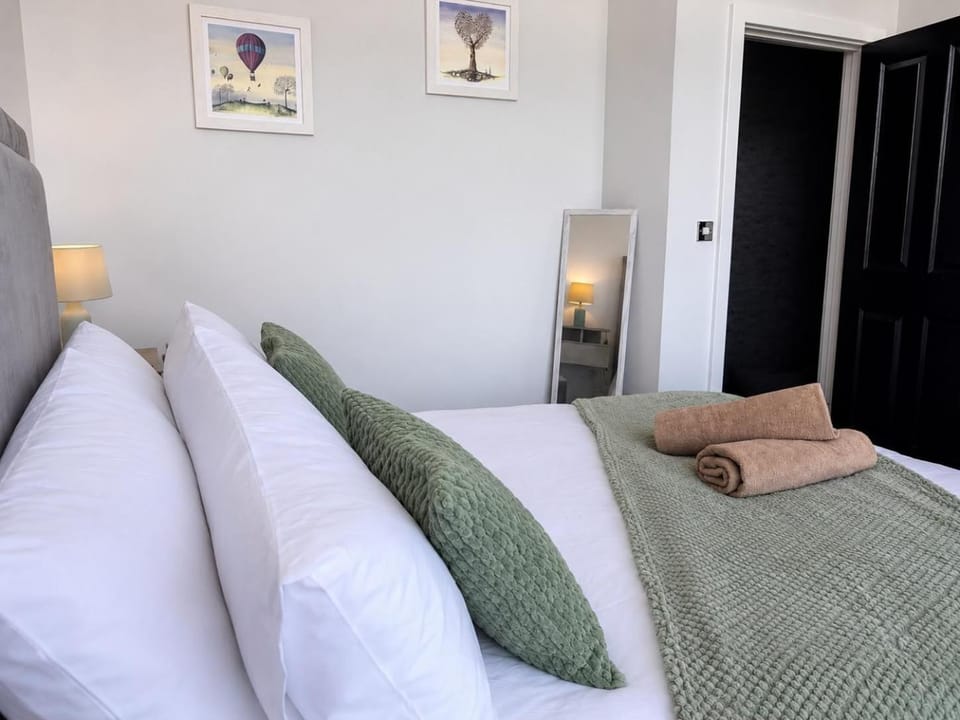 The Penthouse - Free Parking - Next to station Apartment in Aylesbury
