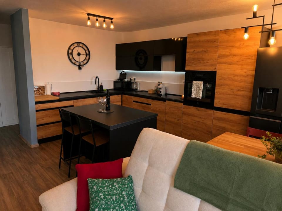 Kitchen or kitchenette, Living room, Seating area, Dining area, stove