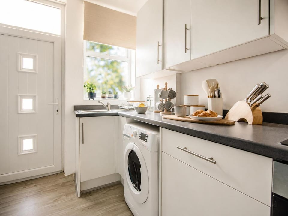 Kitchen or kitchenette, pet friendly, stove, washing machine
