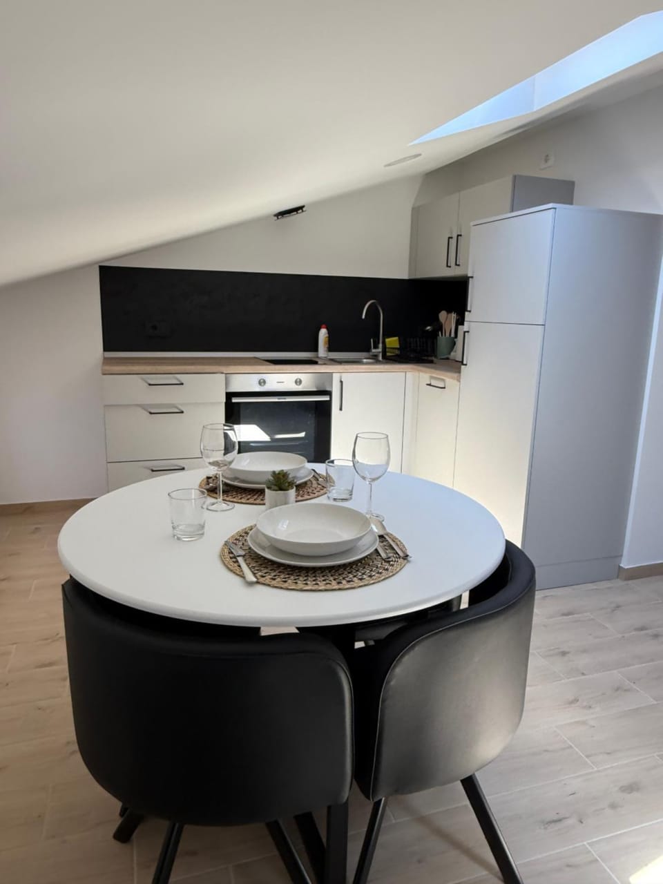 Kitchen or kitchenette, Dining area