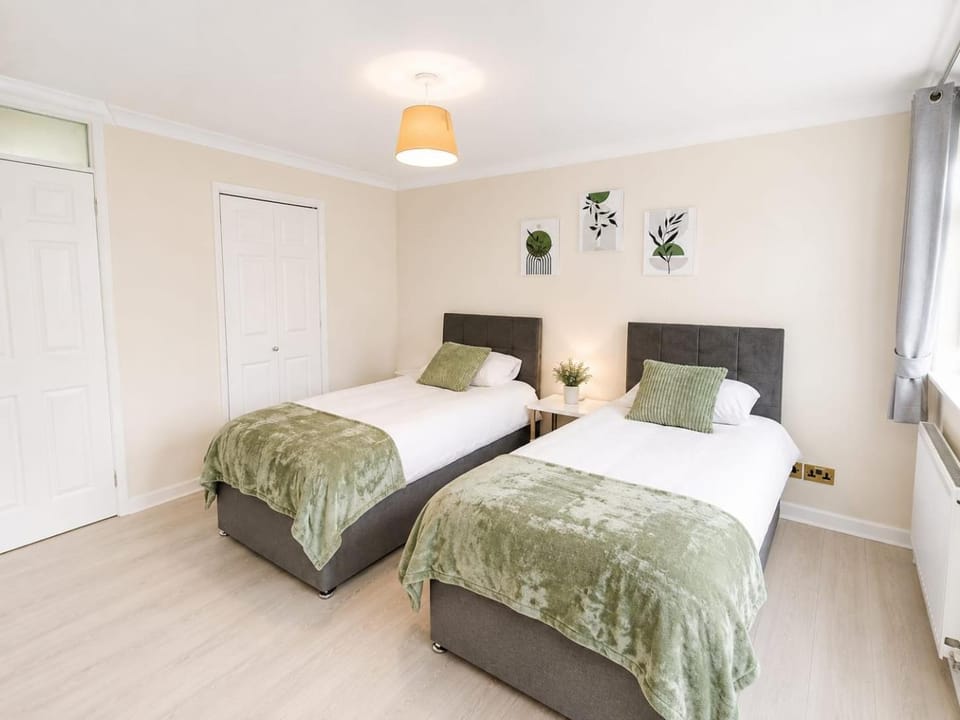 2 bedroom house Nec Bhx Hs2 Ideal for contractors Apartment in Marston Green