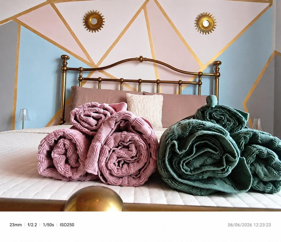 Photo of the whole room, towels