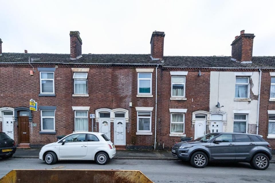 2Bd Mid Terrace Close To Station Apartment in Stoke-on-Trent