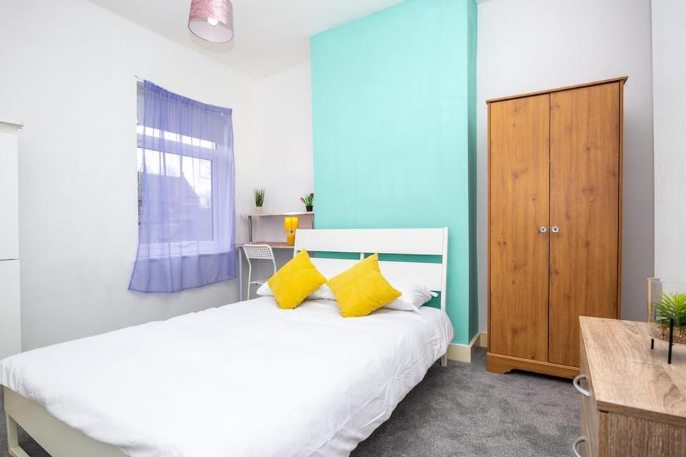 2Bd Mid Terrace Close To Station Apartment in Stoke-on-Trent