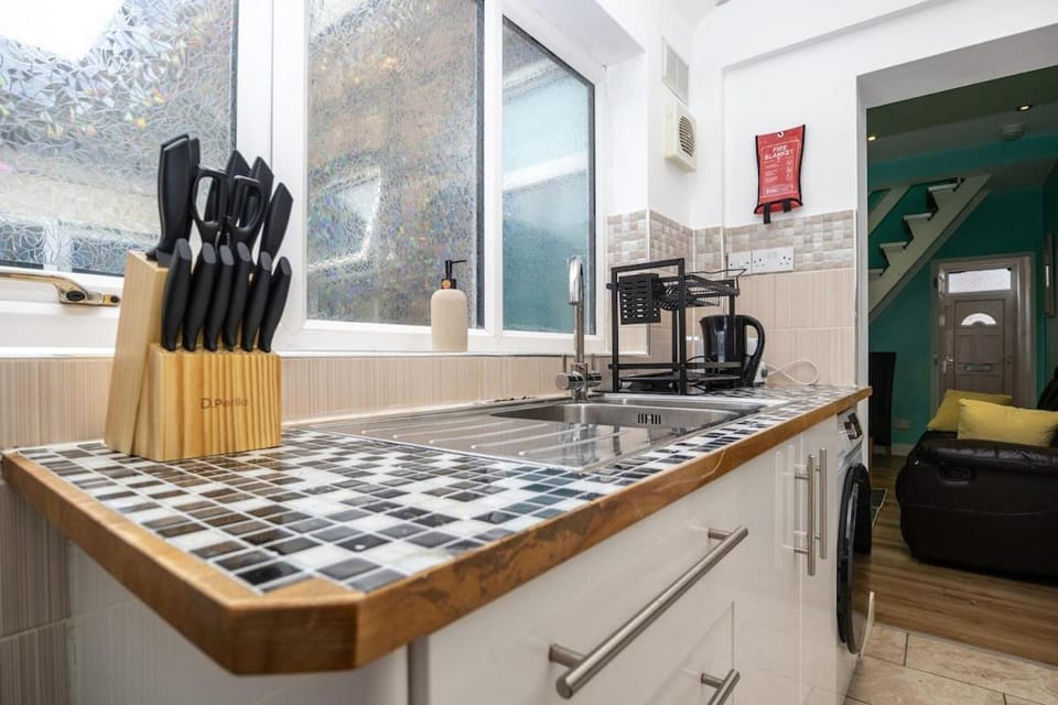 2Bd Mid Terrace Close To Station Apartment in Stoke-on-Trent