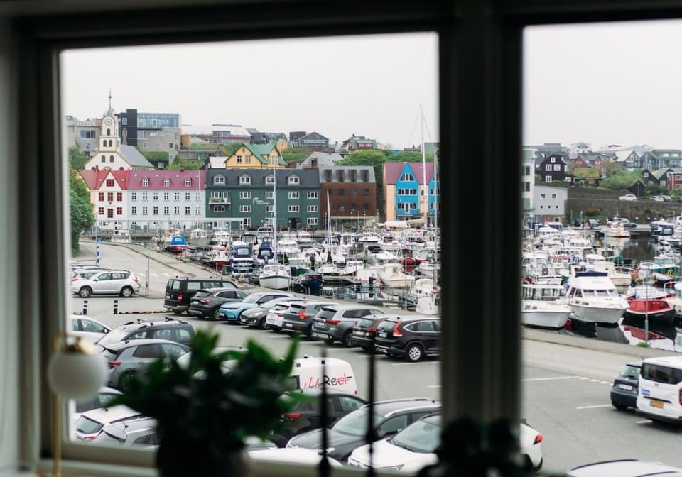 Day, Neighbourhood, City view, Street view, Location, Parking