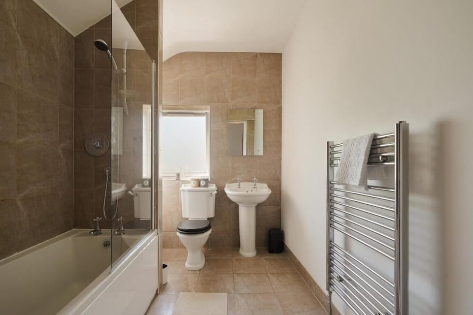 Newly Refurbished 2-Bed Near Town & Peaks House in North East Derbyshire District