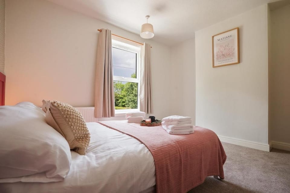 Newly Refurbished 2-Bed Near Town & Peaks House in North East Derbyshire District
