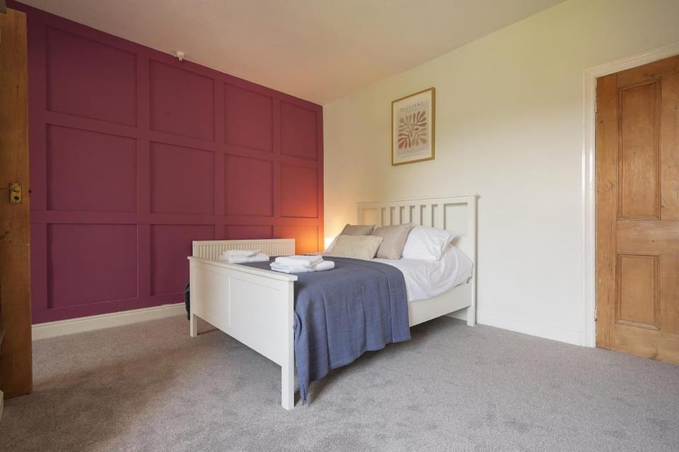 Newly Refurbished 2-Bed Near Town & Peaks House in North East Derbyshire District